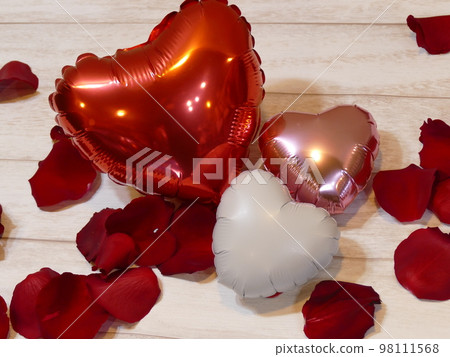Passionate red roses encrusted in a heart 98111568