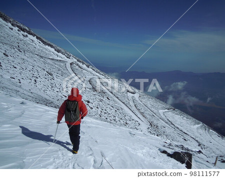 富士山在冬天爬 98111577