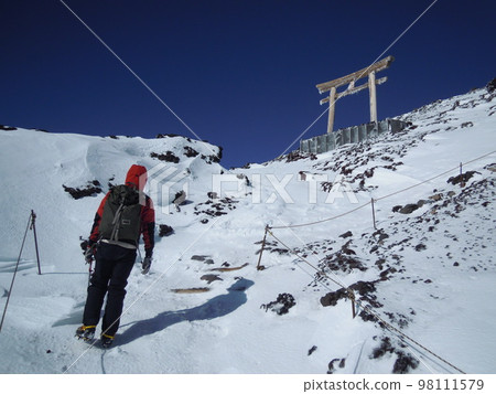 Fuji climbing in winter Fuji climbing in winter 98111579