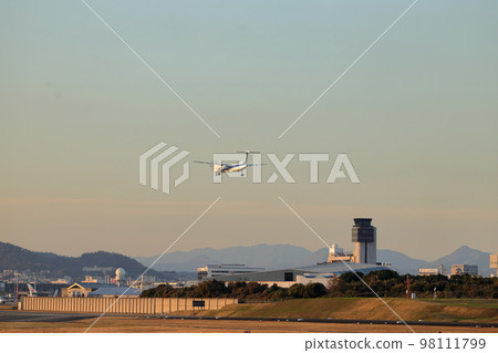 Takeoff and landing at Osaka Itami Airport Takeoff and landing at Osaka Itami Airport 98111799
