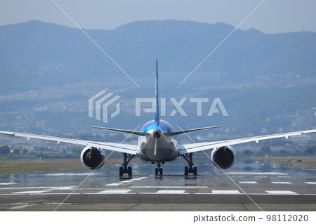 Takeoff and landing at Osaka Itami Airport Takeoff and landing at Osaka Itami Airport 98112020