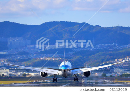 Takeoff and landing at Osaka Itami Airport Takeoff and landing at Osaka Itami Airport 98112029