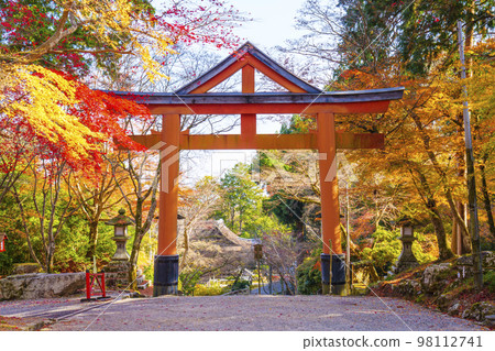 日吉神社山王鳥居和紅葉（滋賀縣大津市坂本） 98112741