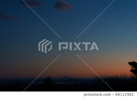 黃昏的山陰 98112982