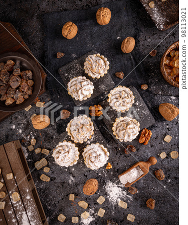 Tartlets filled with walnut cream Tartlets filled with walnut cream 98113021