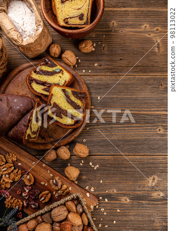 Flat lay of brioche Flat lay of brioche 98113022