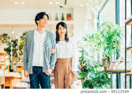 年輕夫婦購物 98113594