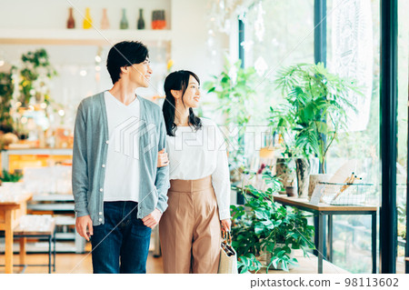 young couple shopping 98113602