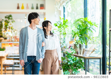 young couple shopping 98113603