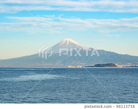 Fuji seen from the Izu Peninsula (Winter, Numazu City) Fuji seen from the Izu Peninsula (Winter, Numazu City) 98113738