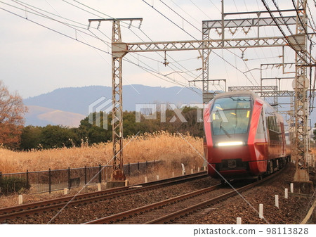 "Limited Express Hinotori" on the Kintetsu Nara Line running through the World Heritage Site of Heijo Palace "Limited Express Hinotori" on the Kintetsu Nara Line running through the World Heritage Site of Heijo Palace 98113828