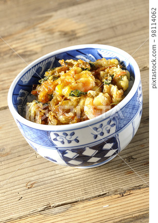 Kakiage 蔬菜和蝦蓋飯 Kakiage 蔬菜和蝦蓋飯 98114062