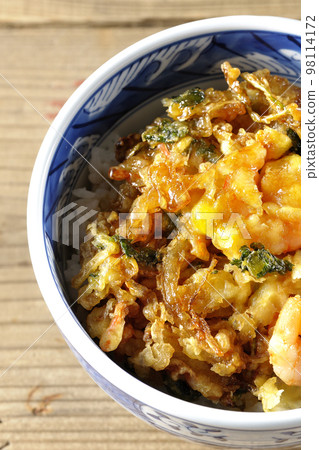 A bird's-eye view of the vegetable and shrimp kakiage rice bowl 98114172