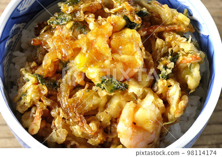 鳥瞰蔬菜和蝦炒飯蓋飯 98114174