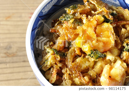 A bird's-eye view of the vegetable and shrimp kakiage rice bowl 98114175