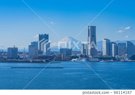 Minatomirai city scenery with Mt.Fuji view Minatomirai city scenery with Mt.Fuji view 98114187