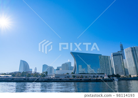 Sunny cityscape seen from Yokohama Port 98114193