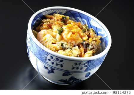 Kakiage rice bowl with vegetables and shrimp shot against a black background 98114273