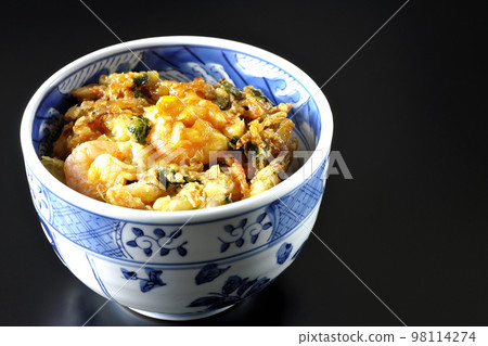 黑色背景下蔬菜和蝦的 Kakiage 飯碗 98114274