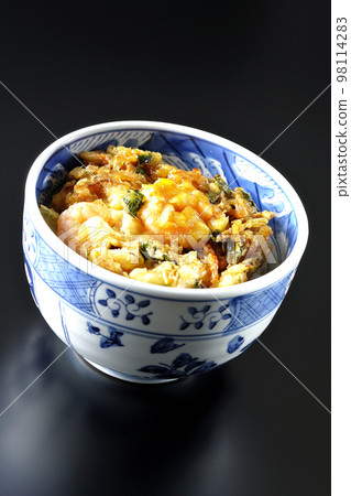 黑色背景下蔬菜和蝦的 Kakiage 飯碗 98114283