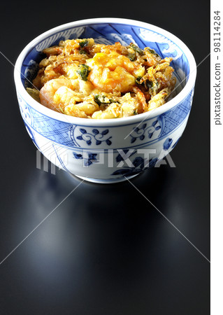 黑色背景下蔬菜和蝦的 Kakiage 飯碗 98114284