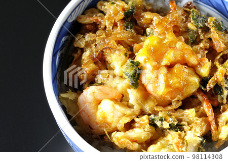 A bird's-eye view of vegetables and shrimp kakiage rice bowl on a black background A bird's-eye view of vegetables and shrimp kakiage rice bowl on a black background 98114308
