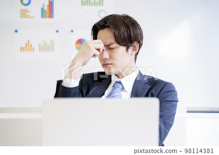 視疲勞的商人 98114381
