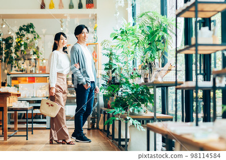 年輕夫婦購物 98114584