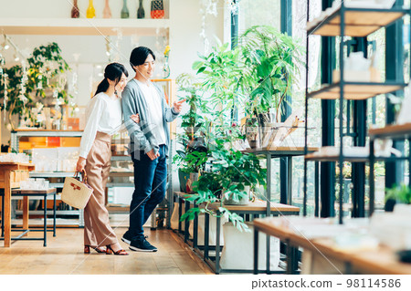 young couple shopping 98114586