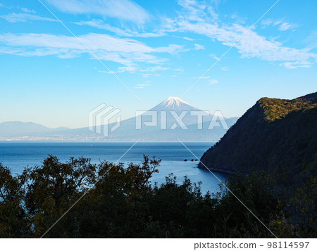 從 Kirameki 之丘看到的富士山(白雪皚皚,冬天) 從 Kirameki 之丘看到的富士山(白雪皚皚,冬天) 98114597