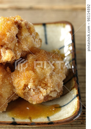炸雞配蘿蔔泥和橙子醬 炸雞配蘿蔔泥和橙子醬 98114892