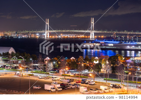 "Kanagawa Prefecture" Night view of Yokohama port town date spot 98114994