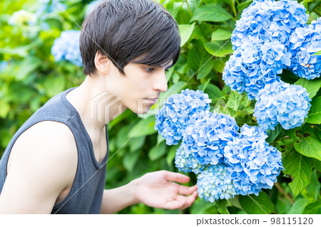 日本旅遊享受繡球花的外國男遊客 98115120