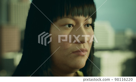 Mexican woman portrait in the city 98116220