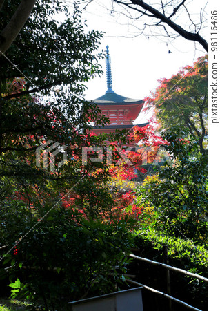 Kyoto: Koyasu Pagoda at Kiyomizu-dera Temple in the fall foliage Kyoto: Koyasu Pagoda at Kiyomizu-dera Temple in the fall foliage 98116486