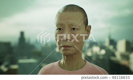 Asian old woman in the city 98116633