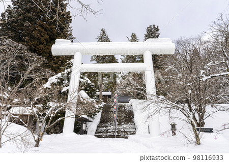 Tsuchizu Shrine in winter, white torii gate and approach, Inawashiro Town, Fukushima Prefecture 98116933