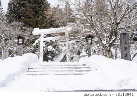 福島縣豬苗代町冬季的土津神社，白色鳥居和入口 98116941