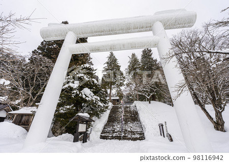 福島縣豬苗代町冬季的土津神社,白色鳥居和入口 福島縣豬苗代町冬季的土津神社,白色鳥居和入口 98116942