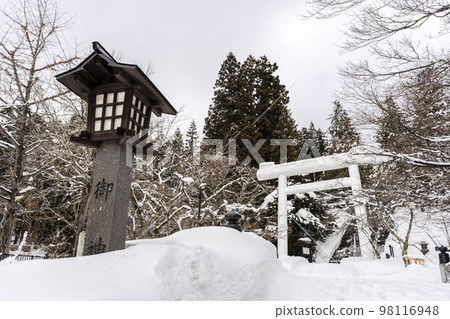 福島縣豬苗代町冬季的土津神社,白色鳥居和入口 福島縣豬苗代町冬季的土津神社,白色鳥居和入口 98116948
