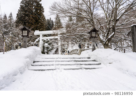 Tsuchizu Shrine in winter, white torii gate and approach, Inawashiro Town, Fukushima Prefecture 98116950