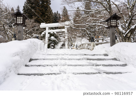 Tsuchizu Shrine in winter, white torii gate and approach, Inawashiro Town, Fukushima Prefecture 98116957