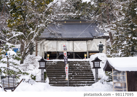 Tsuchitsu Shrine in winter, the main shrine and the approach, Inawashiro Town, Fukushima Prefecture 98117095