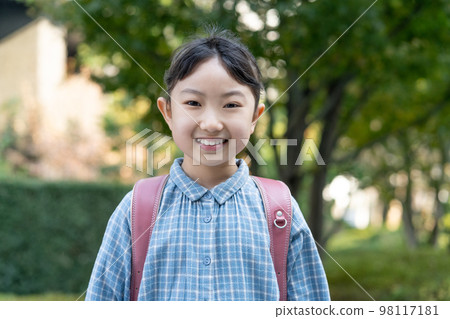 背著書包的小學生畫像 背著書包的小學生畫像 98117181