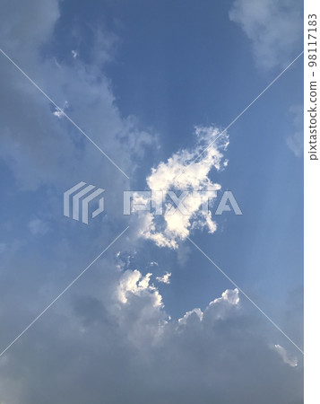 天空中的雲被光穿透 天空中的雲被光穿透 98117183