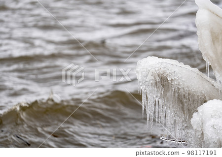 冬天的豬苗代湖，飛濺的冰，福島縣豬苗代町 98117191