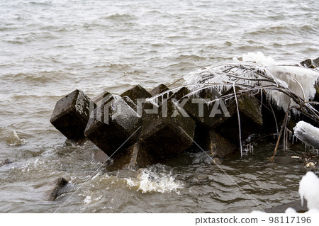 冬天的豬苗代湖，飛濺的冰，福島縣豬苗代町 98117196