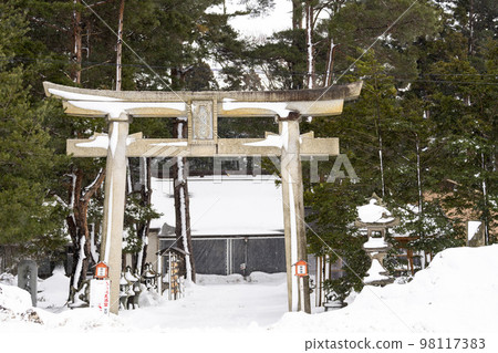 Inawashiro in winter, Kodairagata Tenmangu Shrine, Inawashiro Town, Fukushima Prefecture 98117383