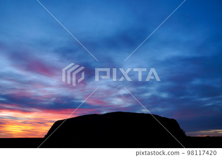 日落時的烏魯魯(艾爾斯岩)剪影 日落時的烏魯魯(艾爾斯岩)剪影 98117420