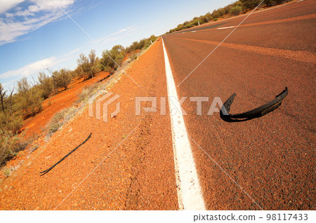 爆胎碎片在路上滾動 98117433